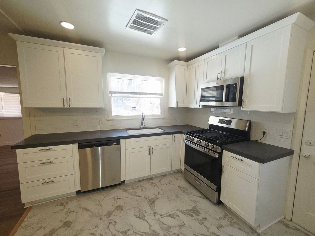 545 W Blaine St - Photo 3 of 10