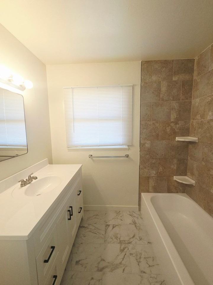 545 W Blaine St - Photo 6 of 10