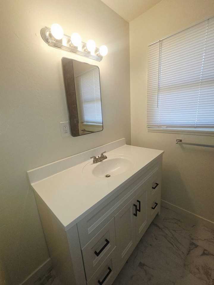 545 W Blaine St - Photo 7 of 10