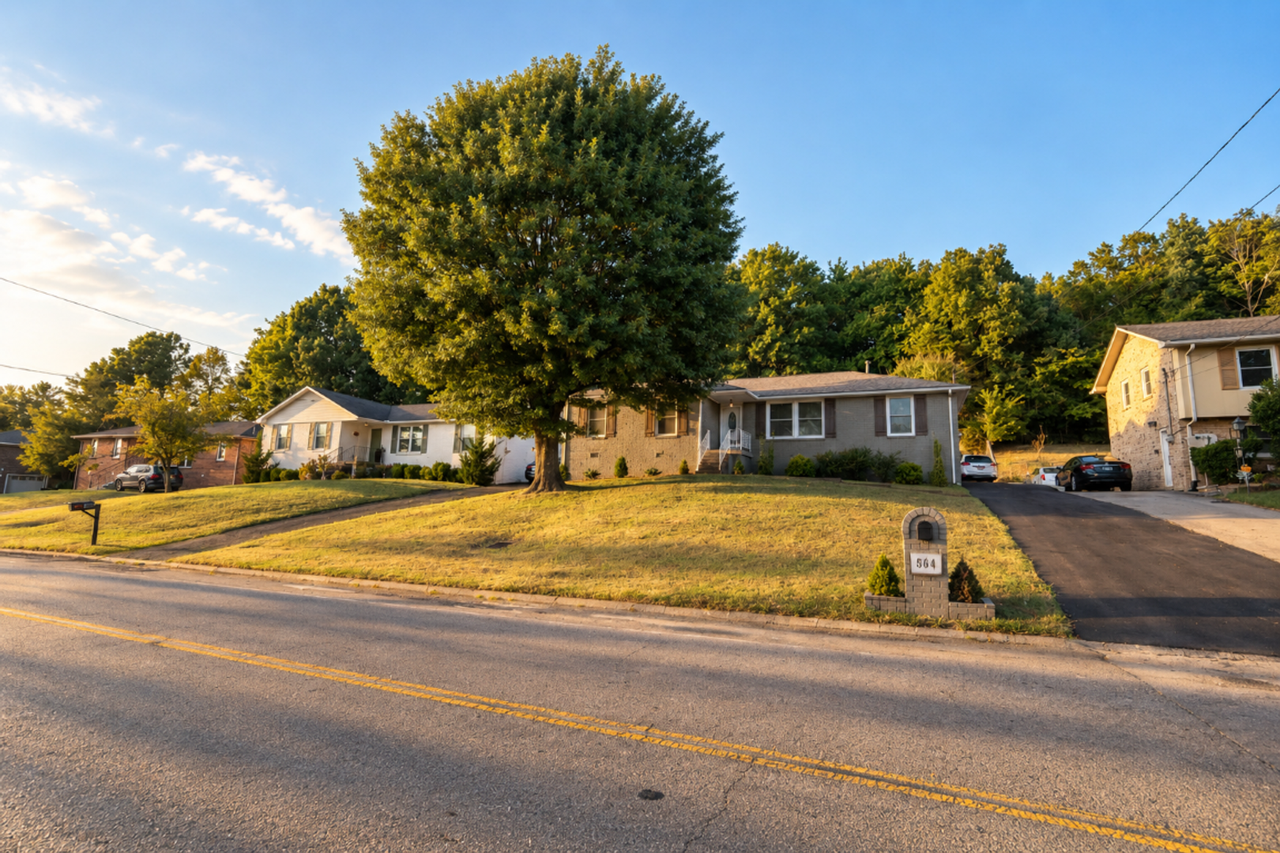 564 Huntington Pkwy - Photo 4 of 33