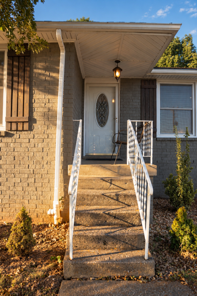 564 Huntington Pkwy - Photo 5 of 33