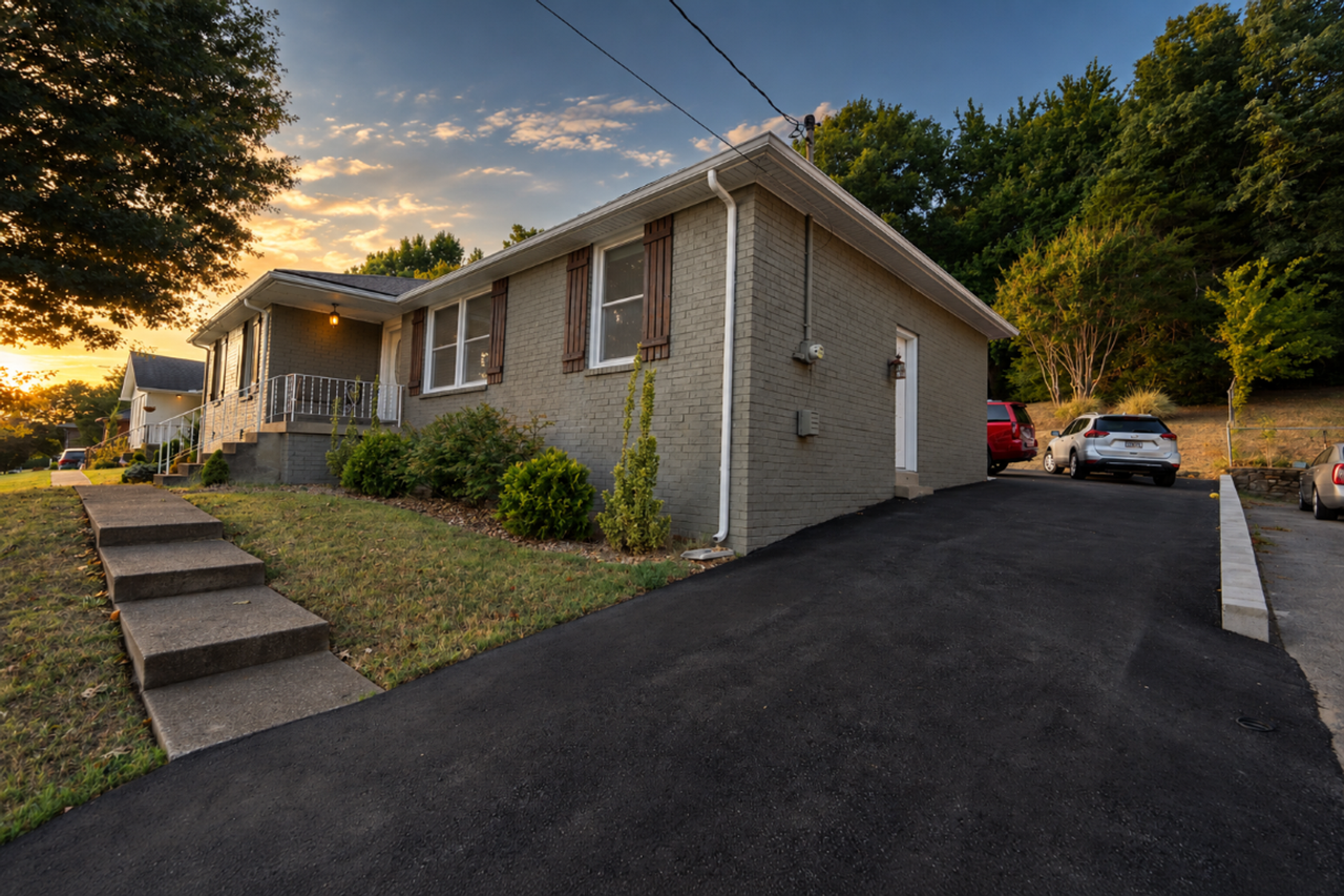564 Huntington Pkwy - Photo 7 of 33