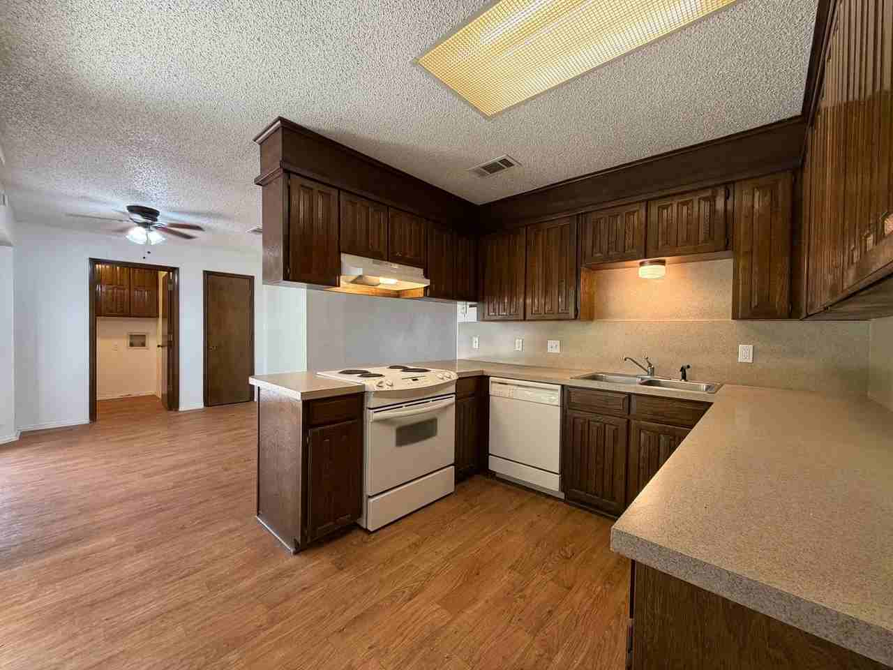 1003 Poplar St - Photo 4 of 15