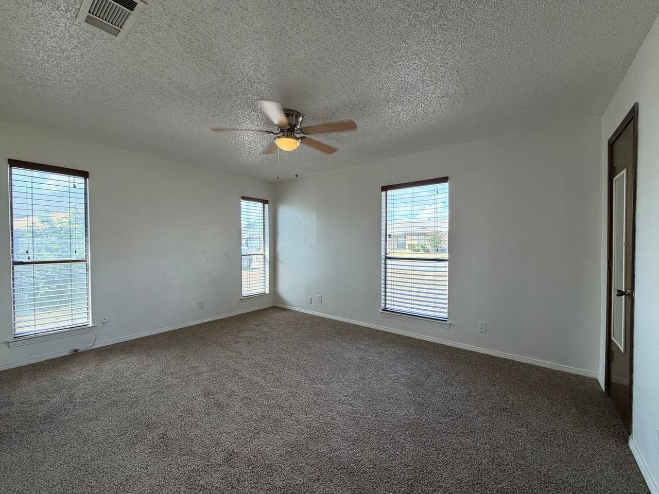1003 Poplar St - Photo 5 of 15