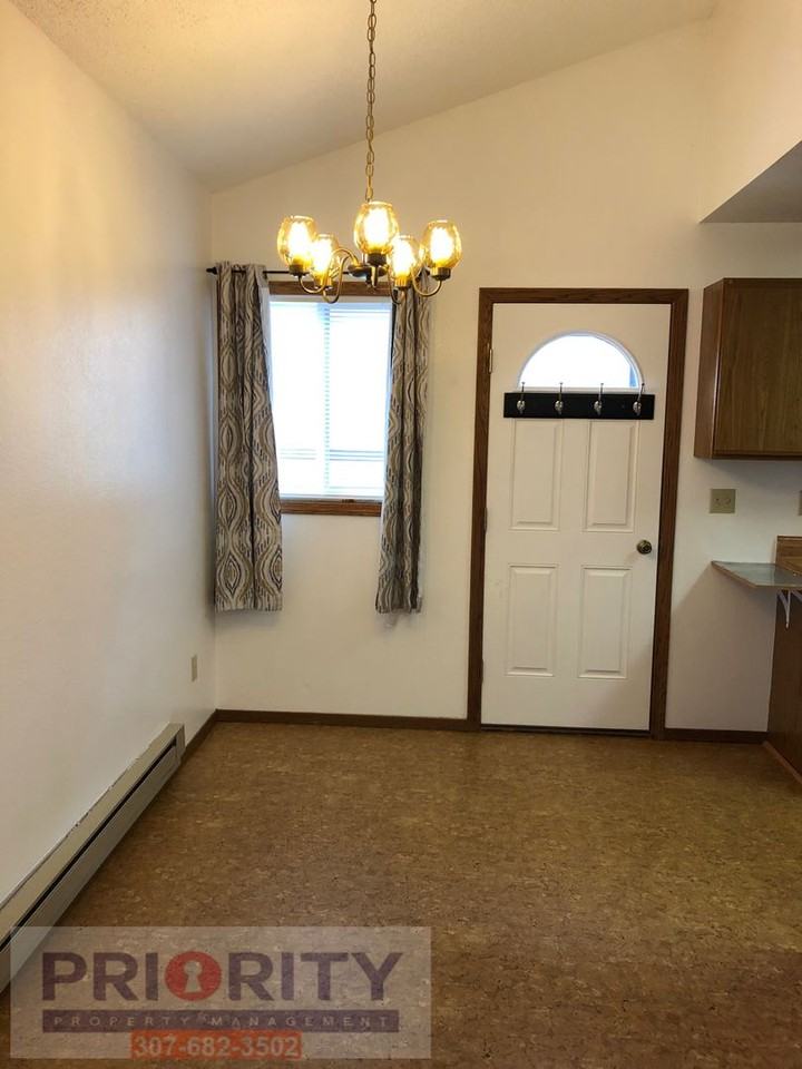 208 W Laurel St - Photo 3 of 11