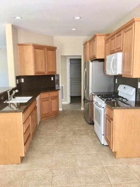 2912 Gables Ct - Photo 2 of 20