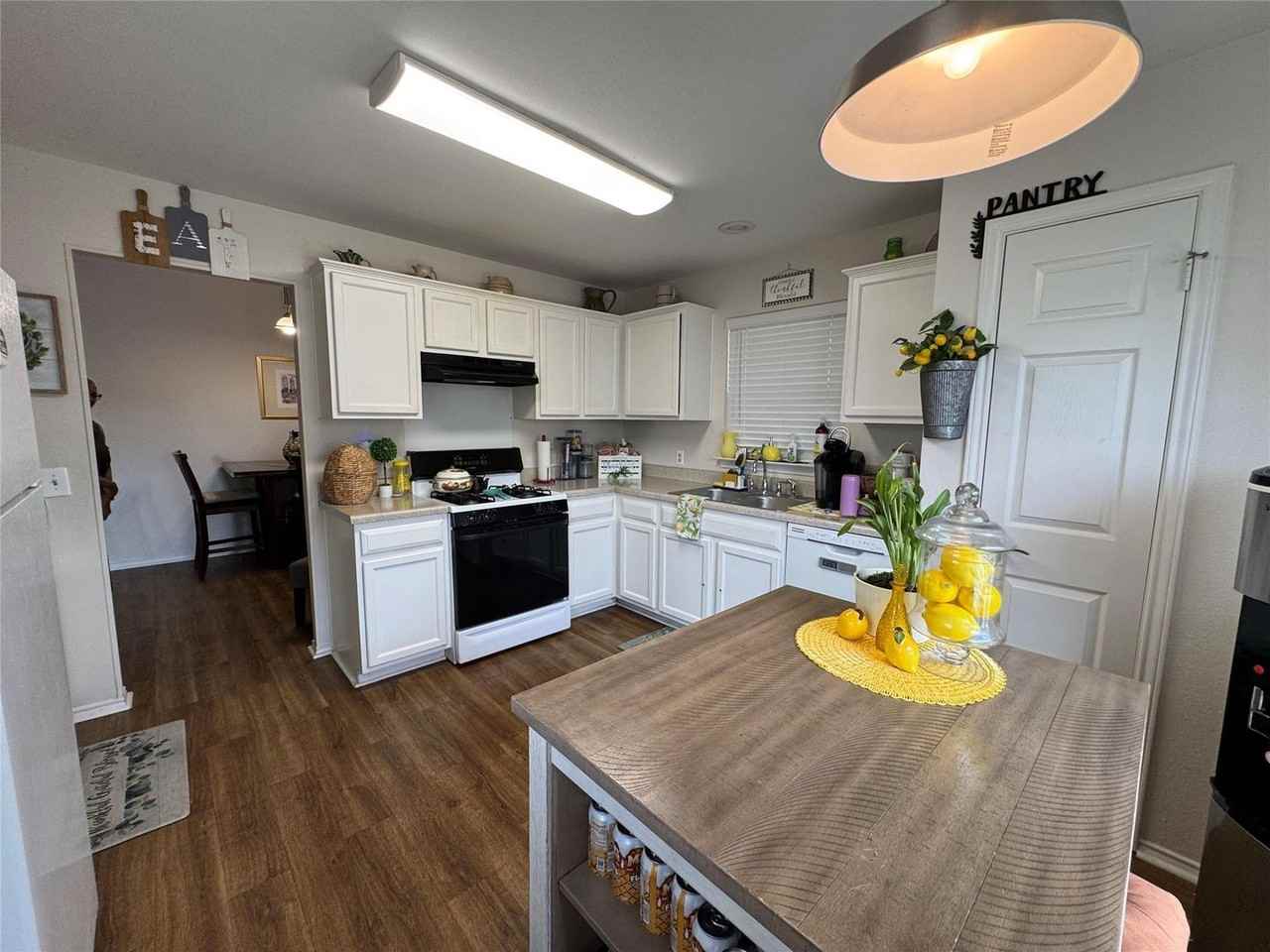 1015 Thackeray Ln - Photo 2 of 12
