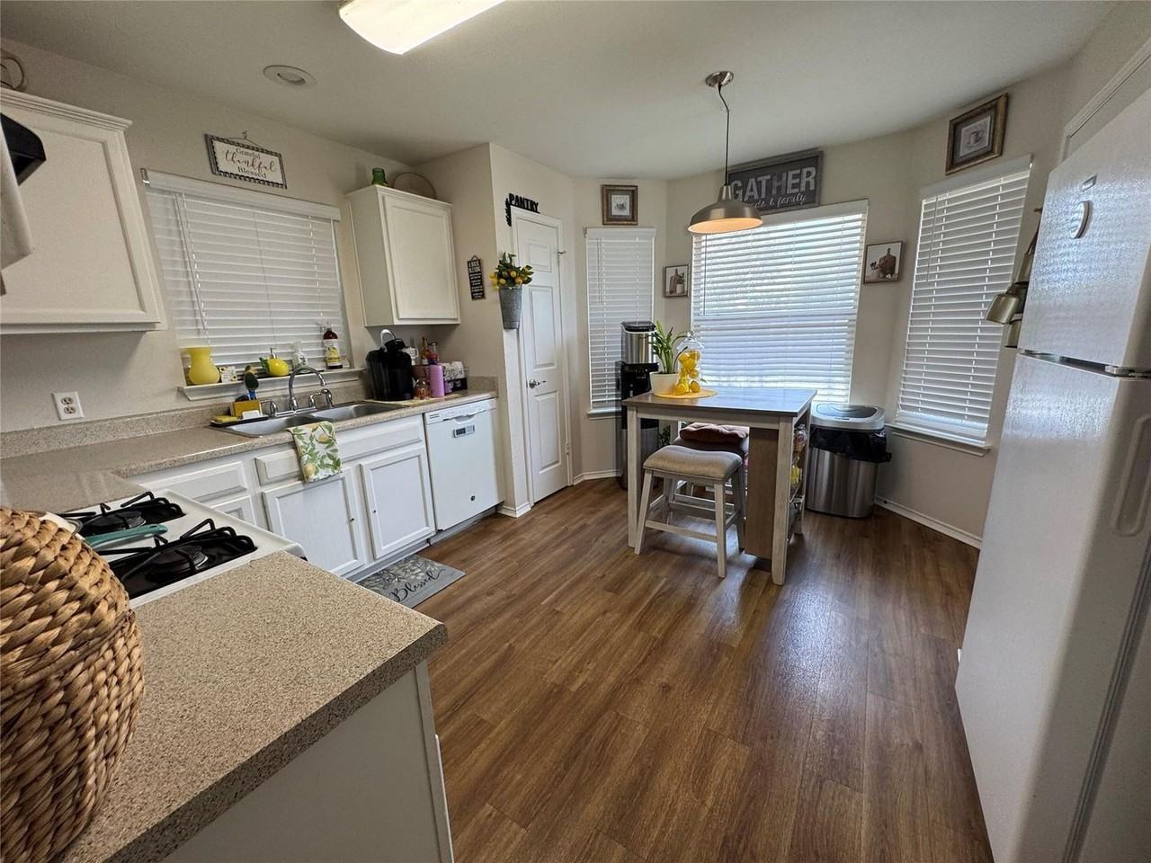 1015 Thackeray Ln - Photo 3 of 12