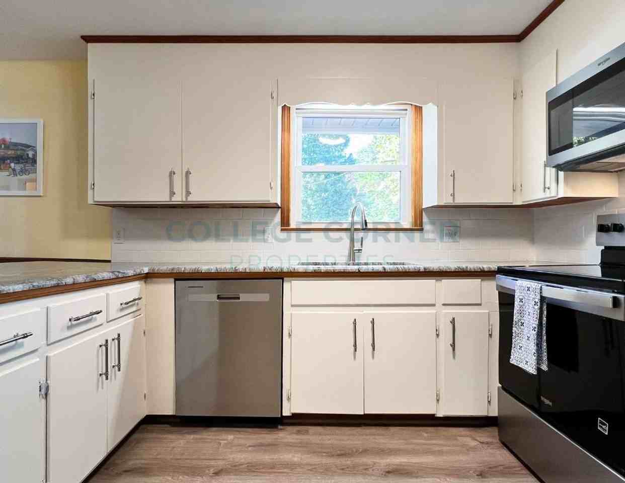 146 Rosedale Cir - Photo 3 of 16