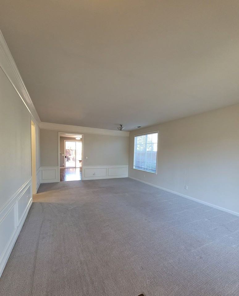 1095 Crescent Dr - Photo 3 of 26