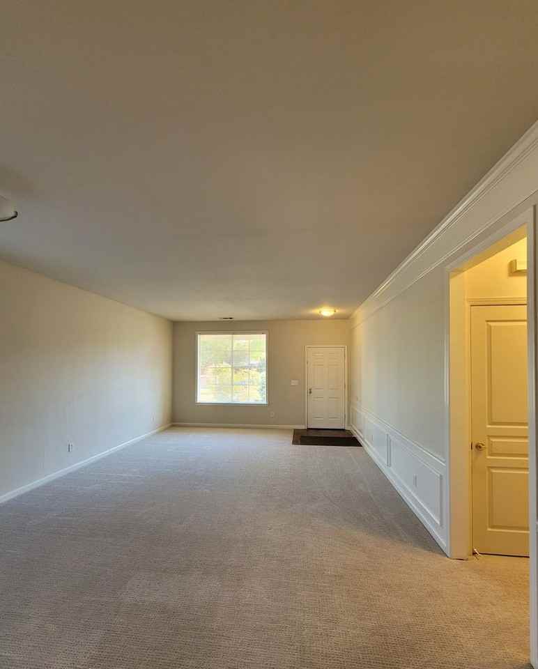 1095 Crescent Dr - Photo 4 of 26