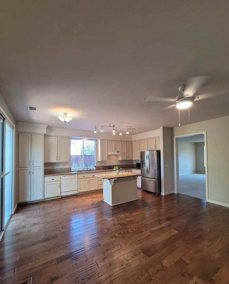 1095 Crescent Dr - Photo 6 of 26