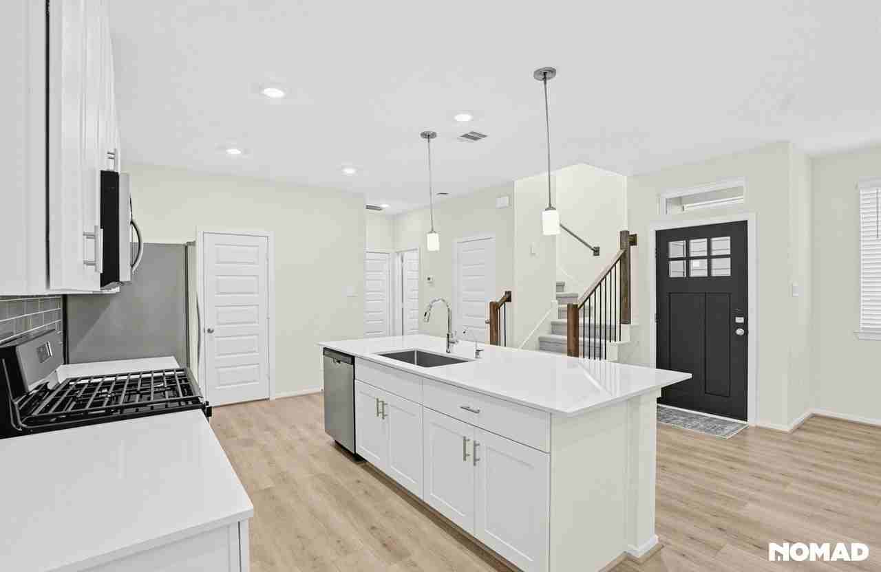 19903 Emerald Bend Way - Photo 3 of 32