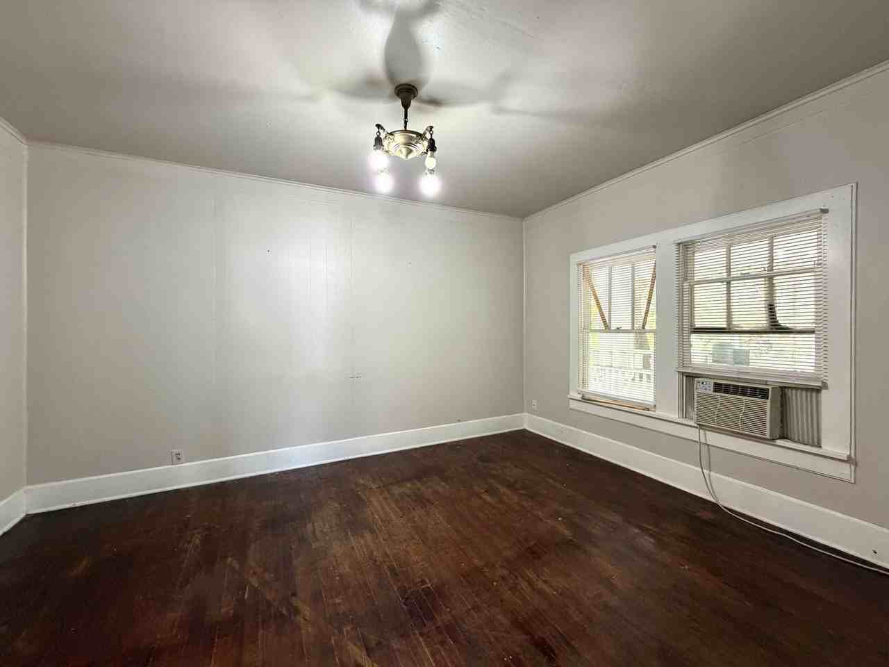 N Austin St - Photo 5 of 11