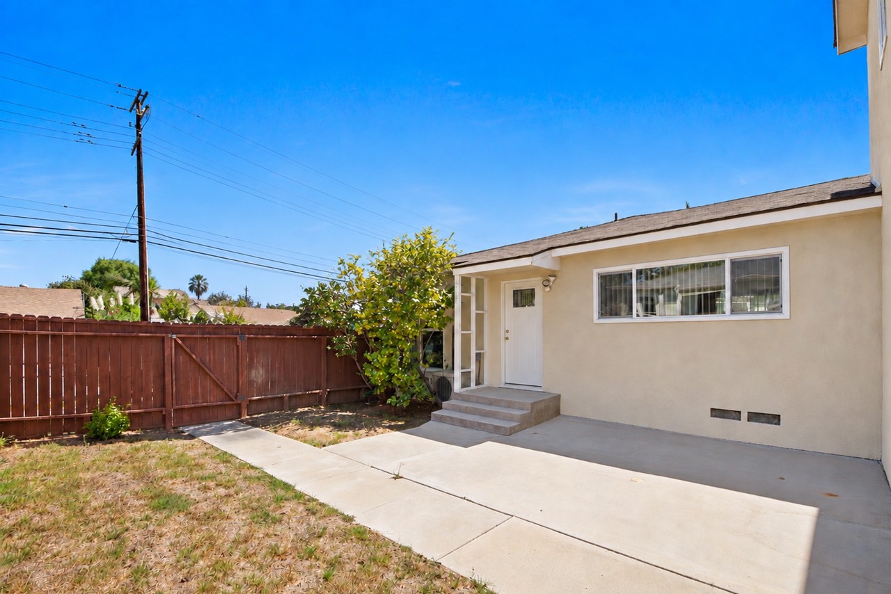 1425 Termino Ave - Photo 2 of 14