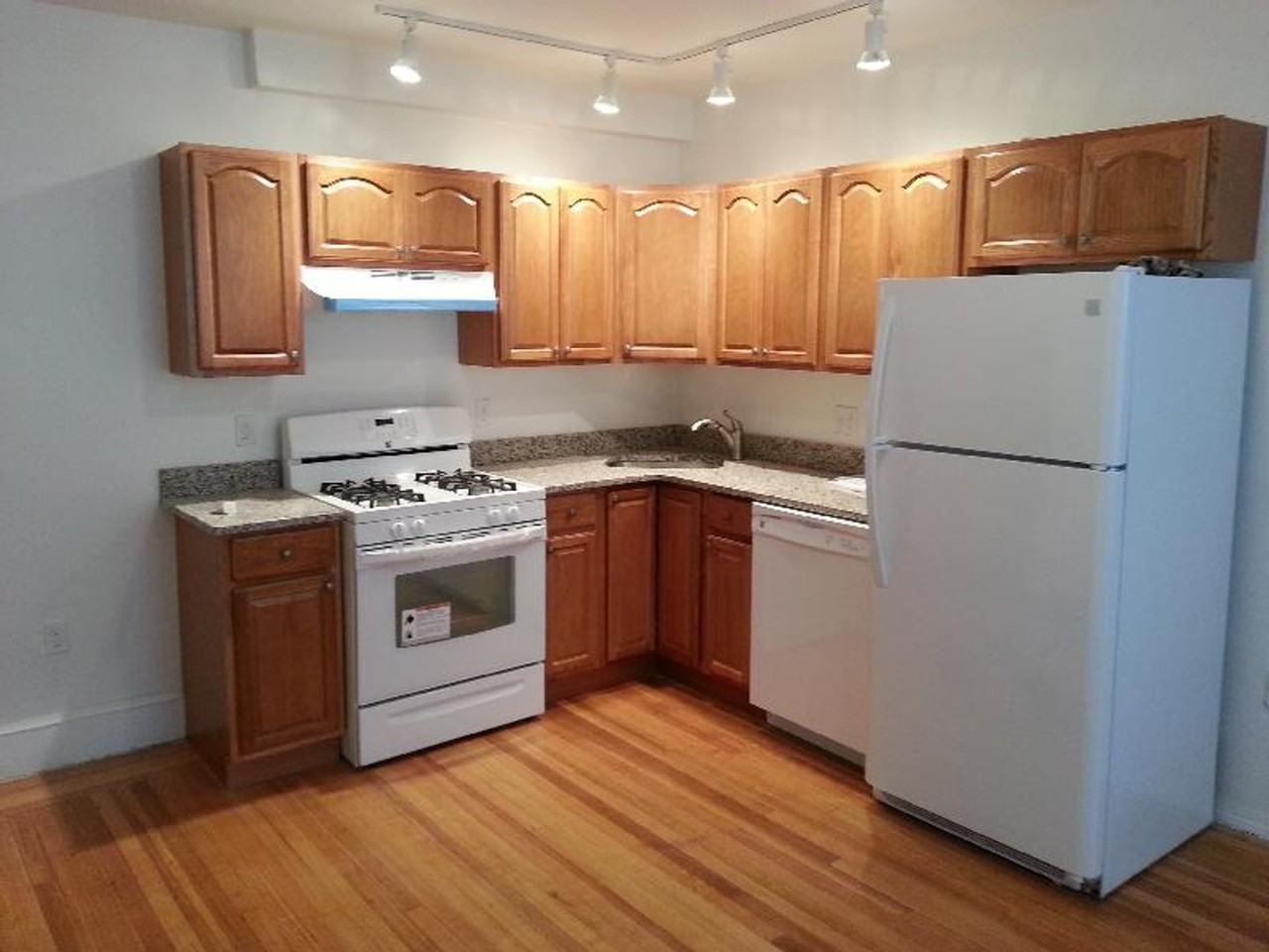 1611 Commonwealth Ave - Photo 5 of 7