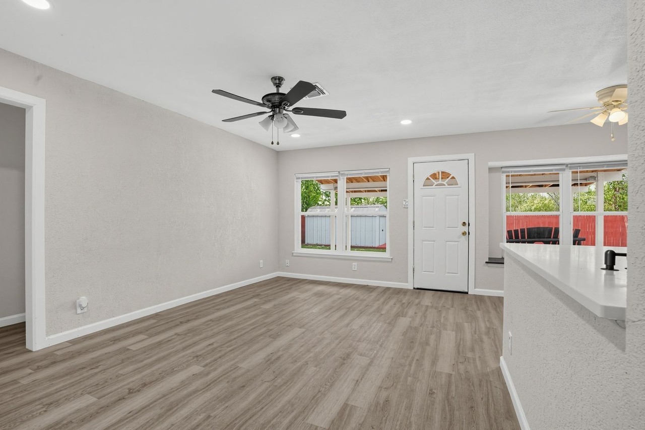 5526 Ghost Hawk St - Photo 3 of 21