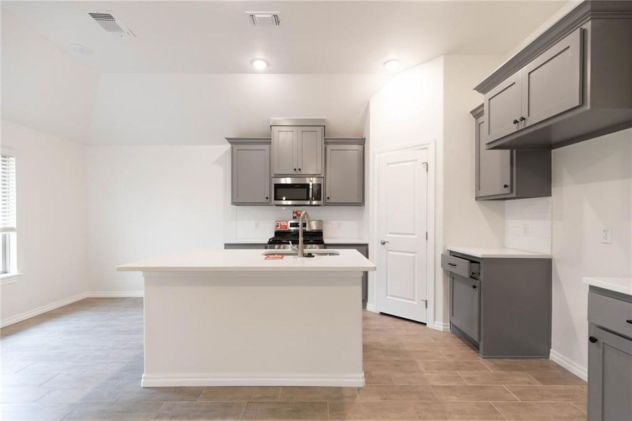 9228 Nw 86th St - Photo 4 of 16