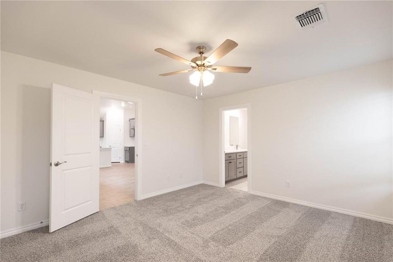 9228 Nw 86th St - Photo 5 of 16