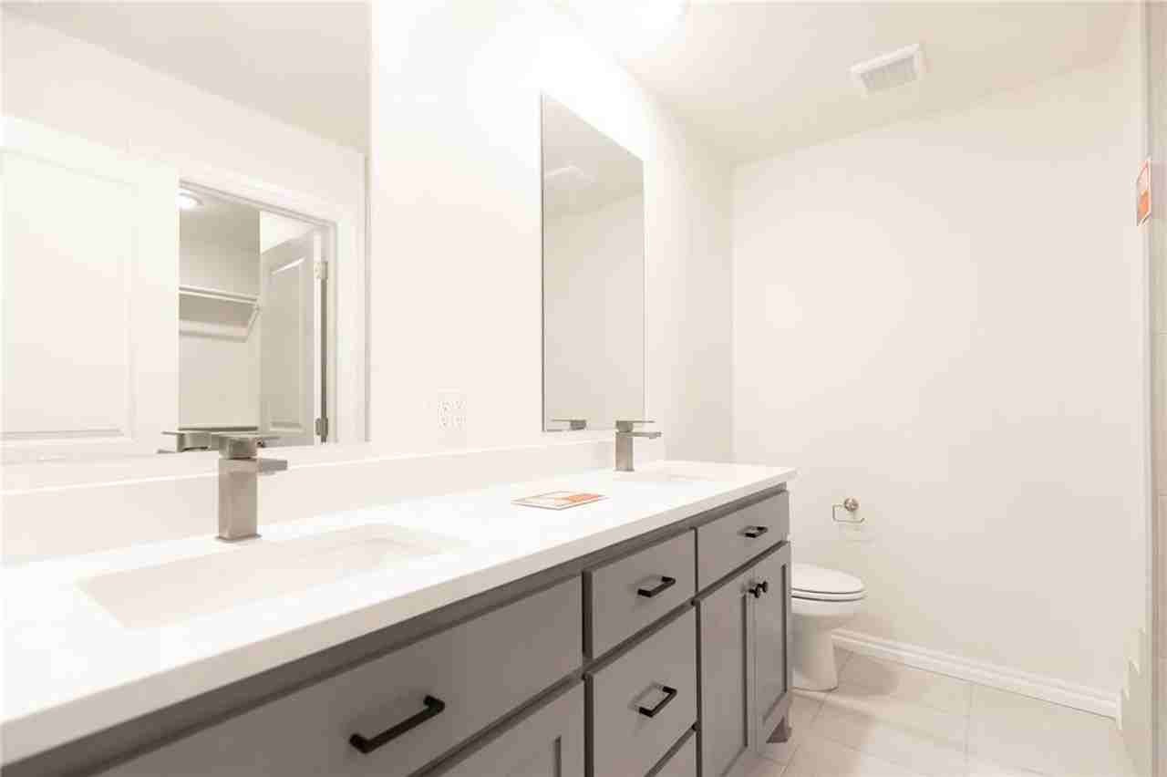 9228 Nw 86th St - Photo 6 of 16