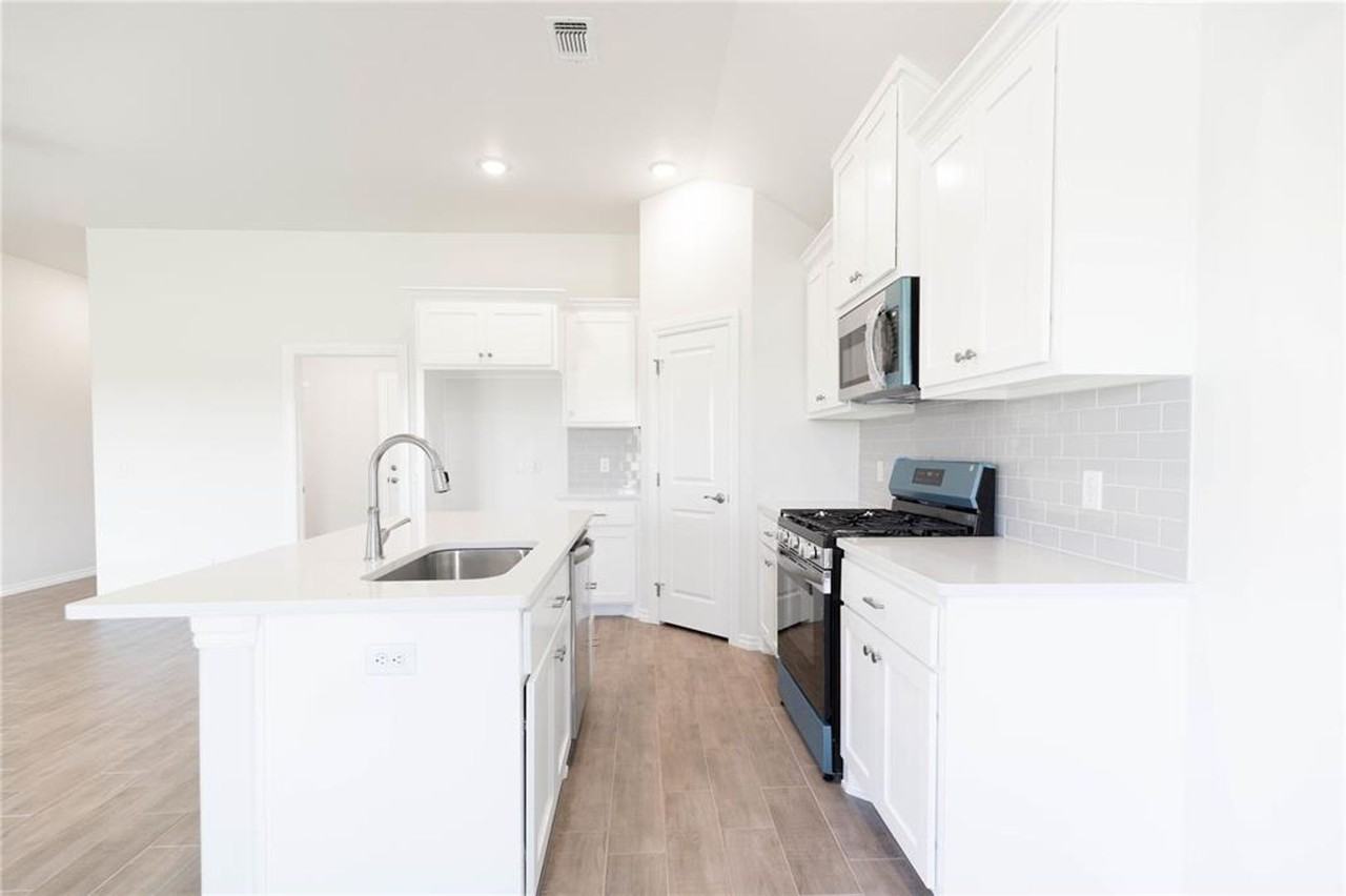 12324 Sw 32nd St - Photo 4 of 15