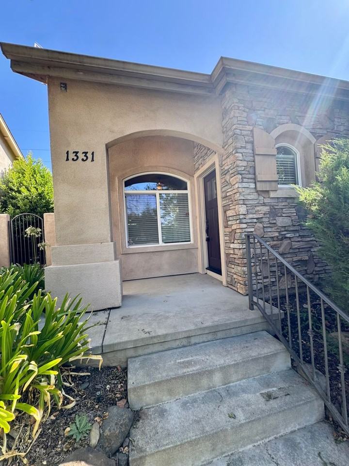 1331 Yosemite Dr - Photo 2 of 18