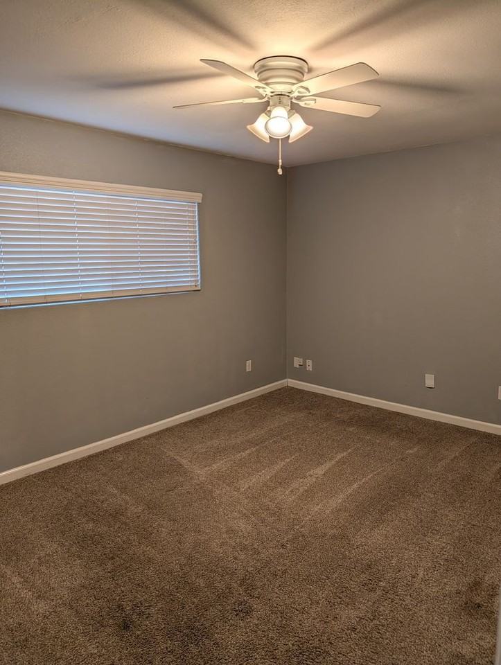 4904 Shasta St - Photo 5 of 20