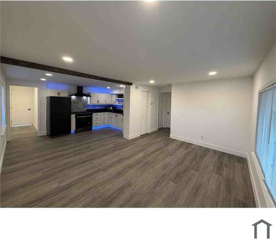 1385 Saint Jean St - Photo 3 of 9