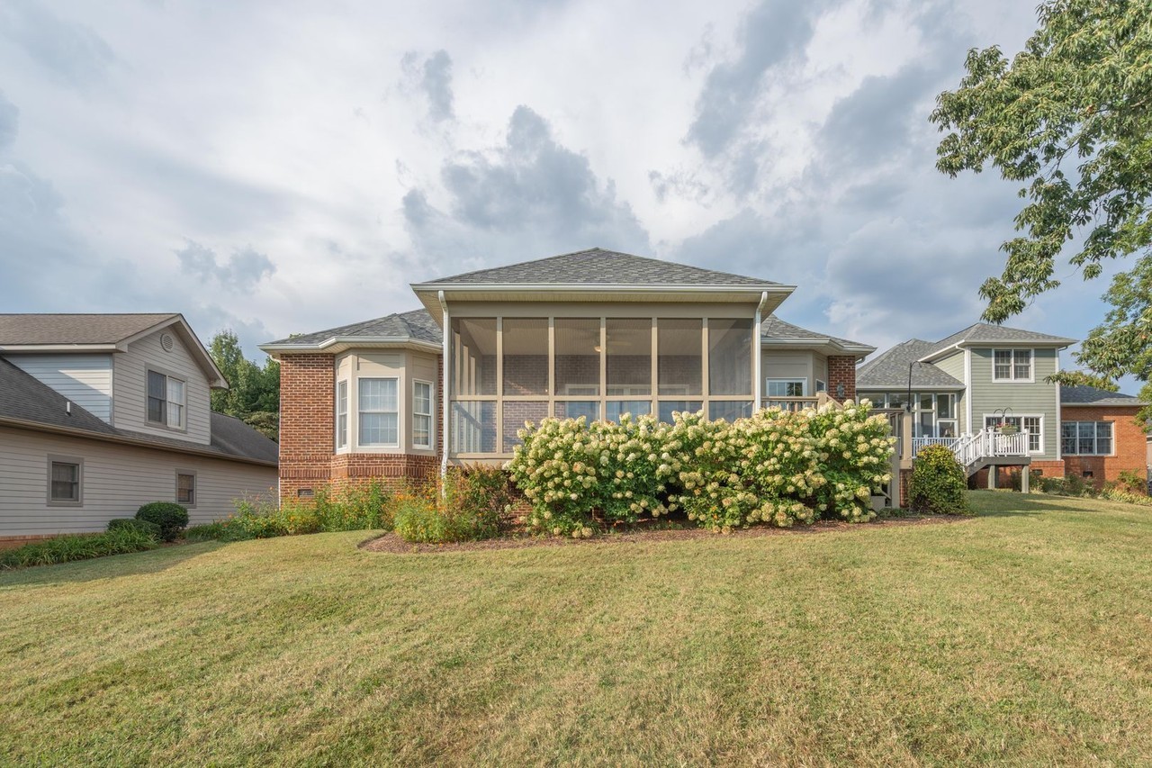 1833 Waters Edge Dr - Photo 3 of 32