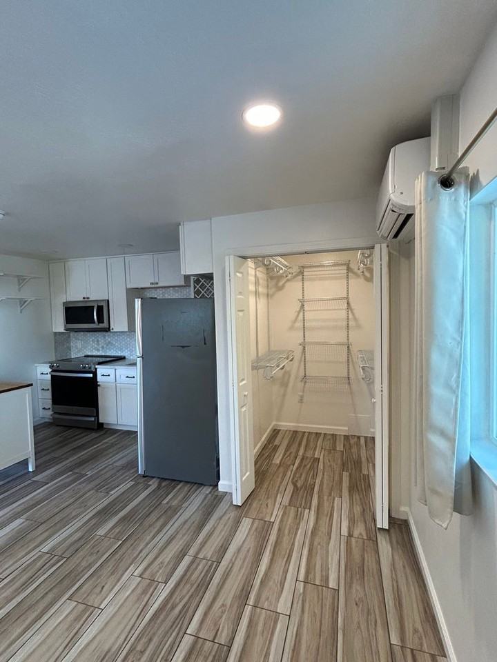 1655 Merian Dr - Photo 4 of 9