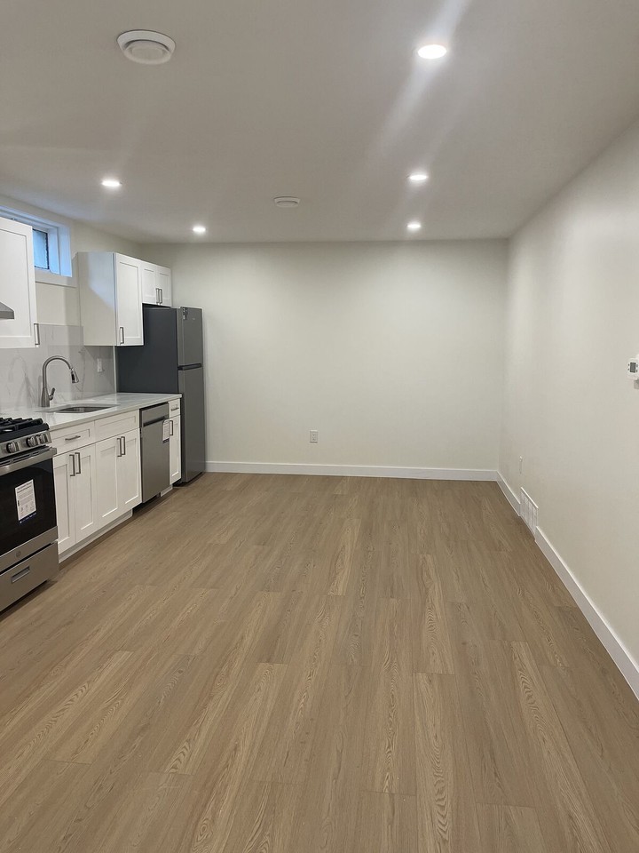 2804 14 St Nw - Photo 3 of 12
