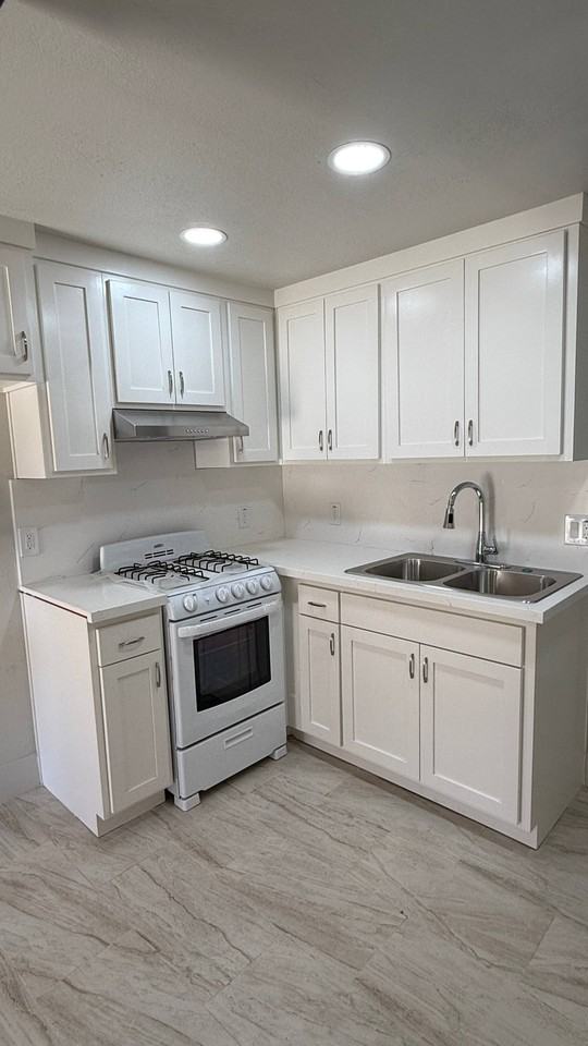 252 N G St #B - Photo 2 of 6