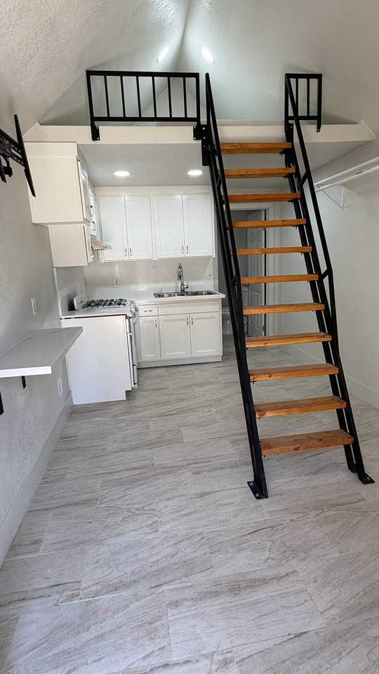 252 N G St #B - Photo 3 of 6