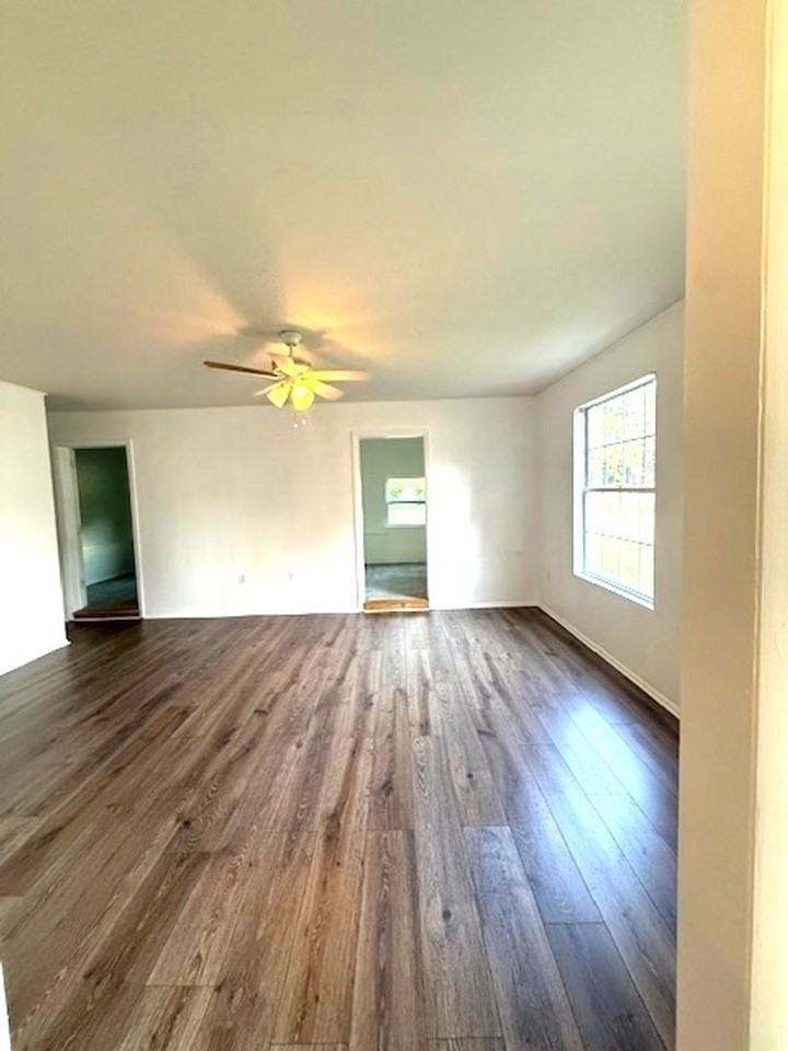 2215 Vine St - Photo 4 of 34