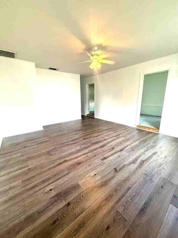2215 Vine St - Photo 5 of 34