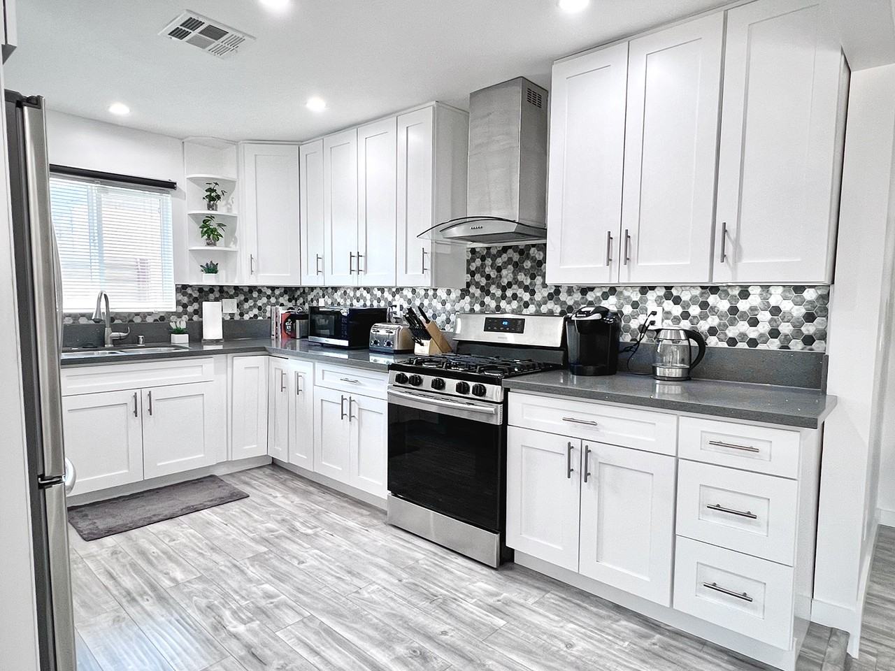 15104 Valerio Street - Photo 4 of 15
