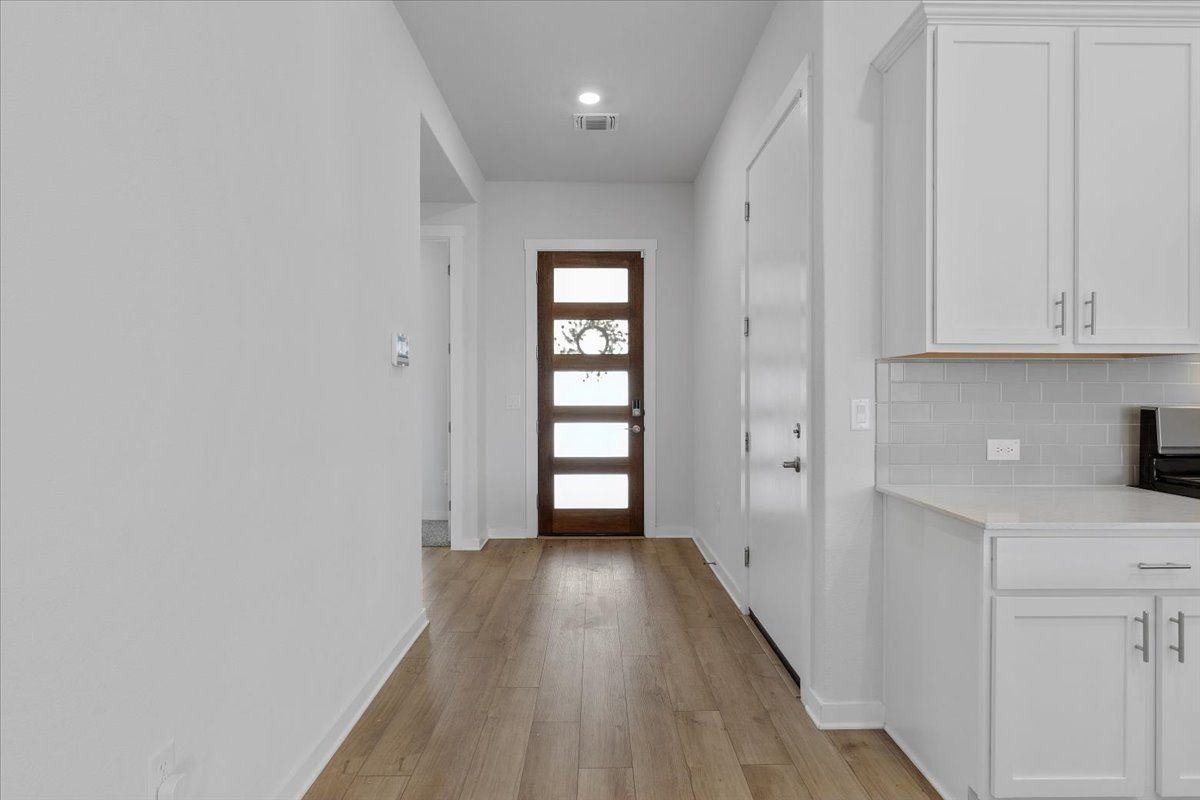 432 Deerpath St - Photo 5 of 29