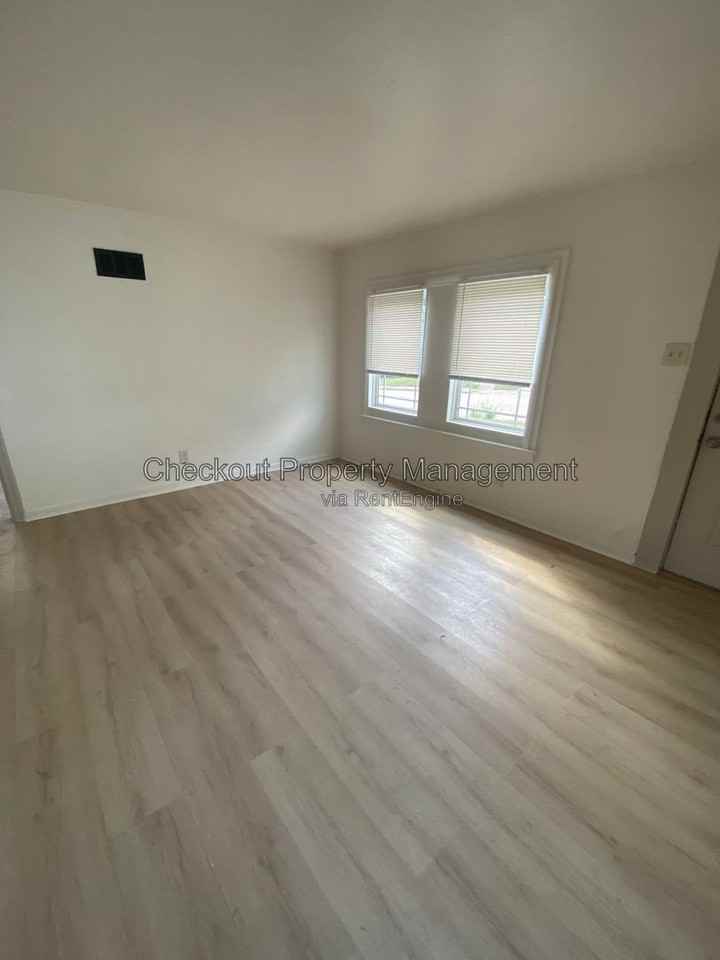 346 Mueller Ave - Photo 2 of 8