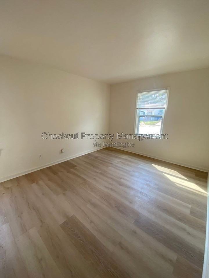 346 Mueller Ave - Photo 5 of 8