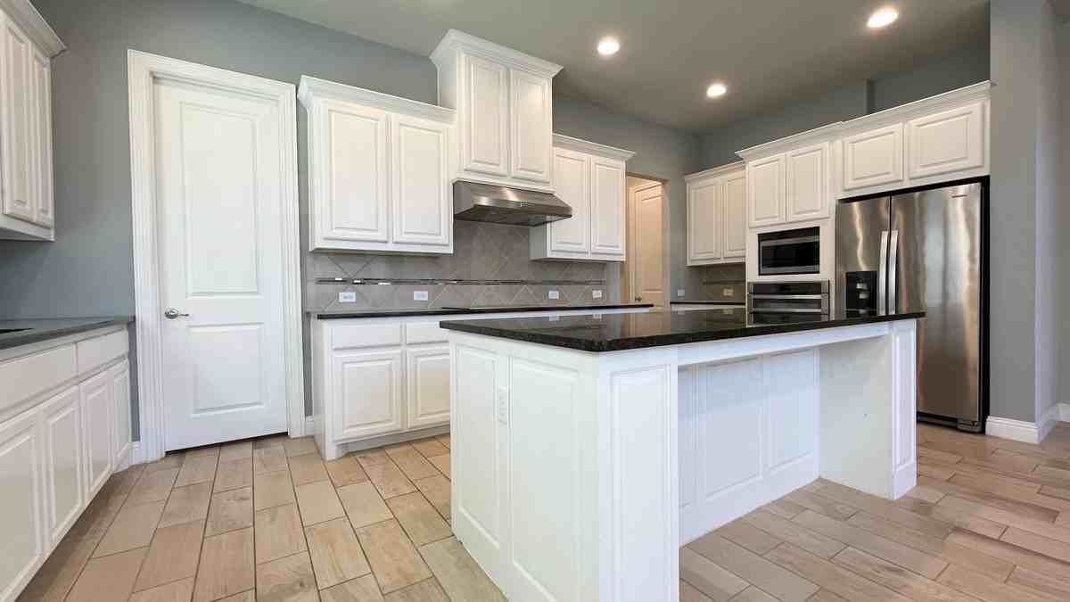 7005 Golf Club Dr - Photo 3 of 35