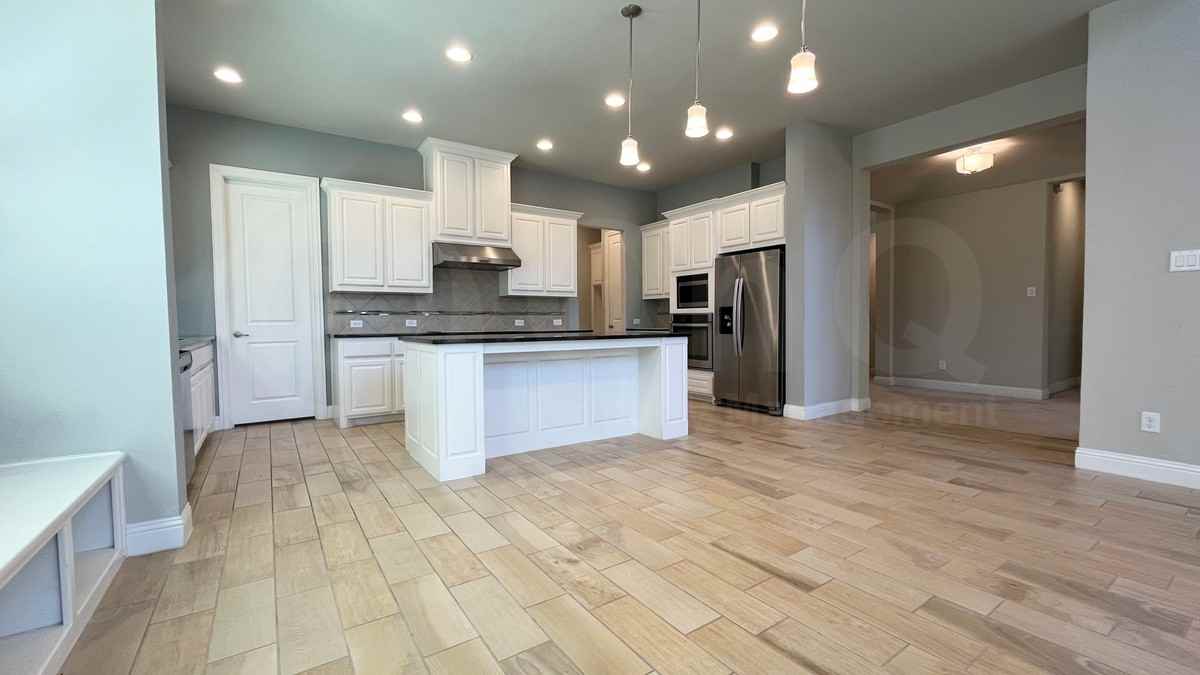 7005 Golf Club Dr - Photo 4 of 35