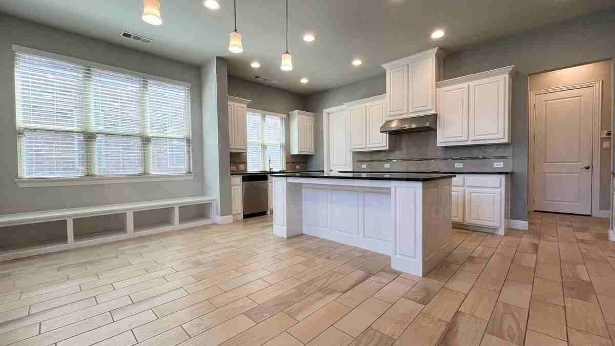 7005 Golf Club Dr - Photo 5 of 35