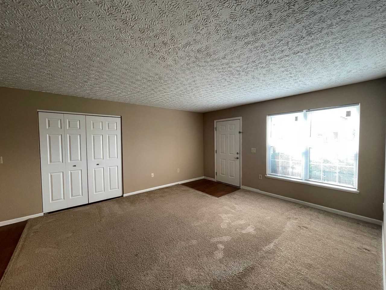 5558 Garden Rdg - Photo 4 of 10