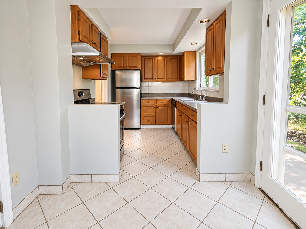 590 Audubon Ave - Photo 6 of 19
