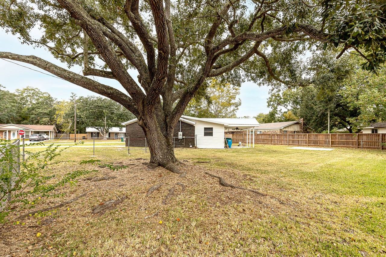 4703 Bronfair Ave - Photo 6 of 47