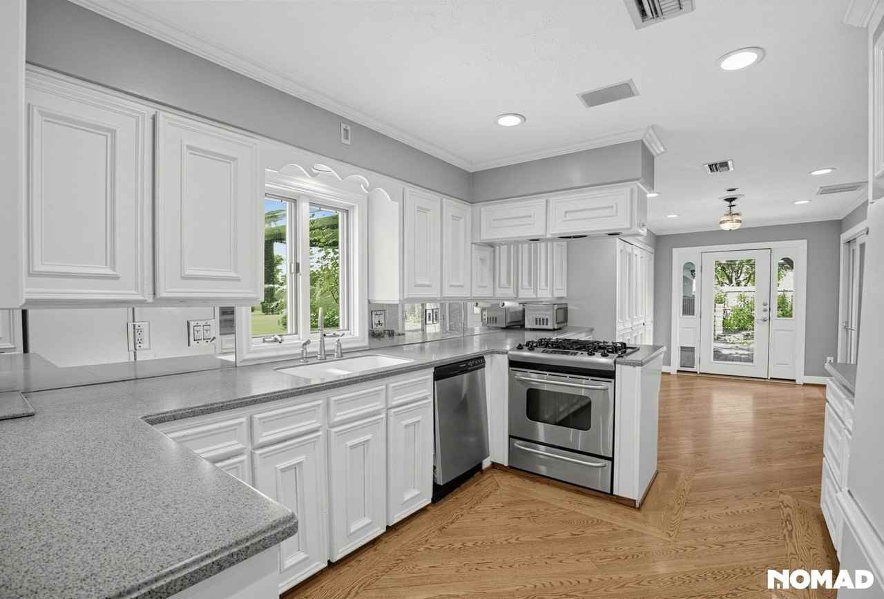 4726 Omeara Dr - Photo 3 of 32