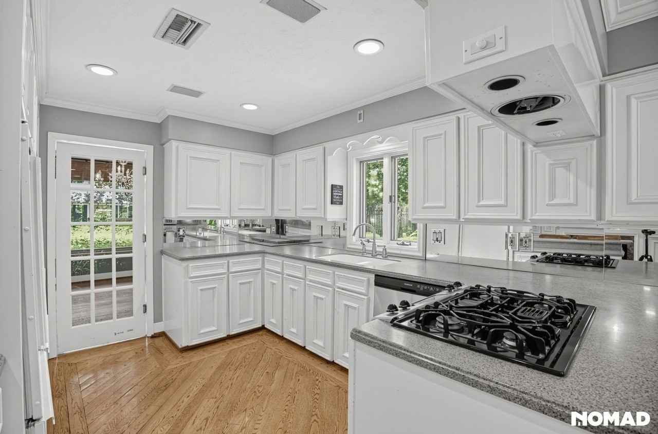 4726 Omeara Dr - Photo 4 of 32