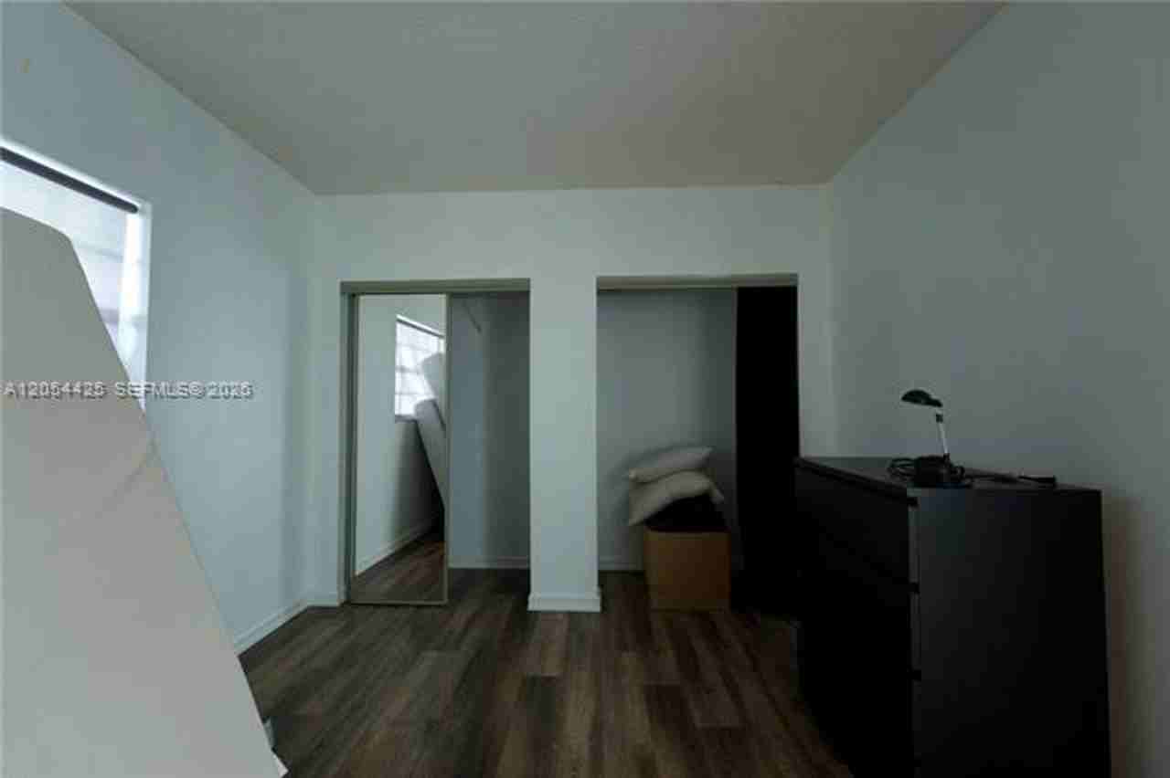 1025 Sw 12th St #1025 - Photo 5 of 15