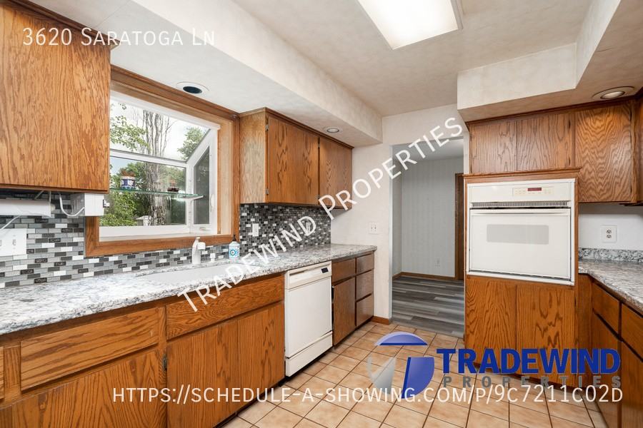 3620 Saratoga Ln N - Photo 3 of 32