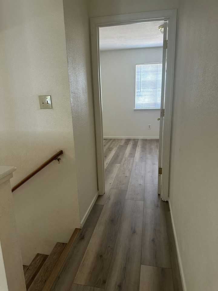 1015 Elizabeth Lane - Photo 2 of 8